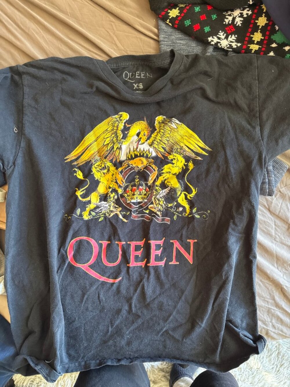 Queen Band T-Shirt Black Gold Crest Graphic XS